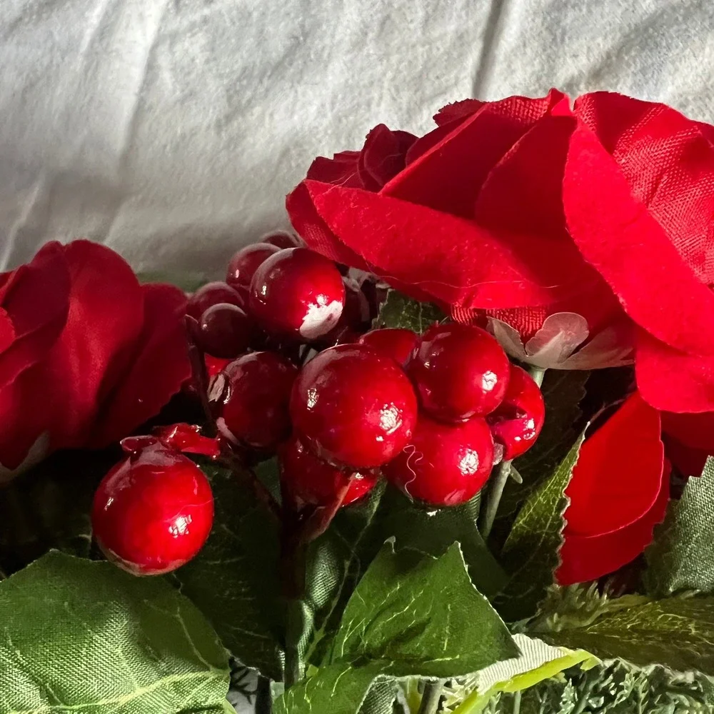 Artificial Rose Bouquet Home Decor OS Red Good Holiday Floral Berries